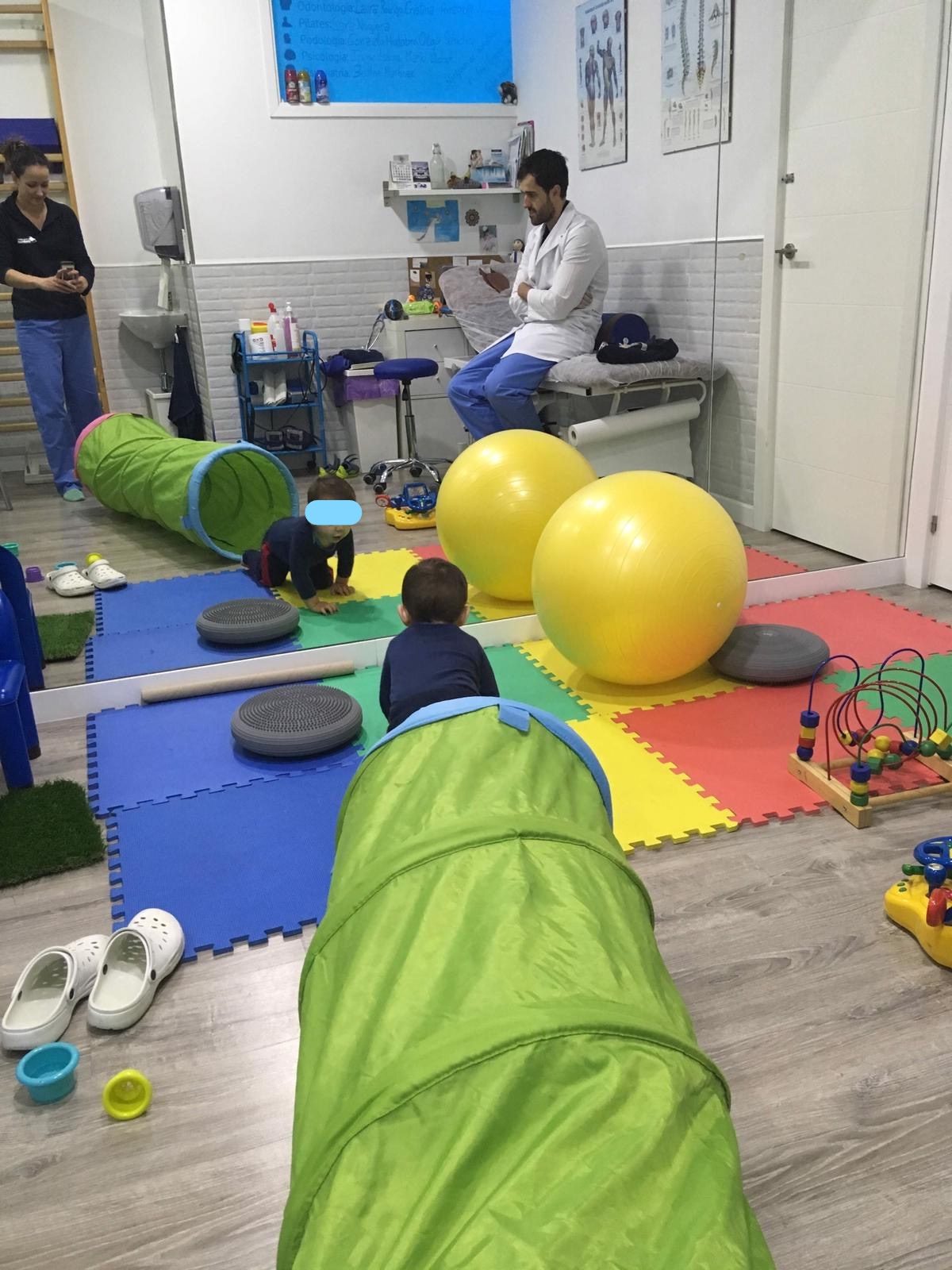 Sesión de fisioterapia pediátrica