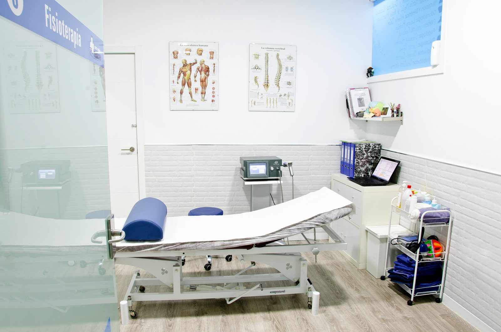 Sala de fisioterapia con camilla y equipo de electroterapia